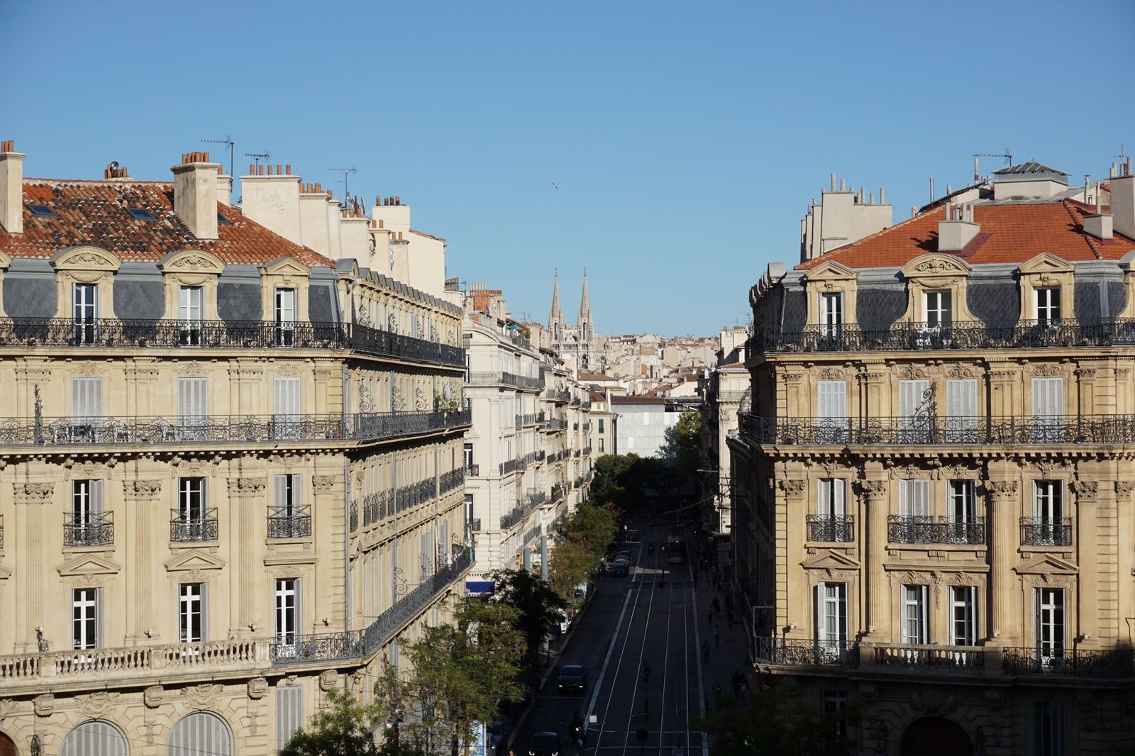 Rue ensoleillée de Marseille près du Vieux-Port, illustration du guide pour trouver une escorte à Marseille