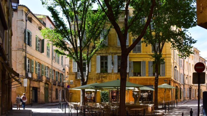 Vie nocturne adulte à Aix-en-Provence : sortir avec élégance et respect