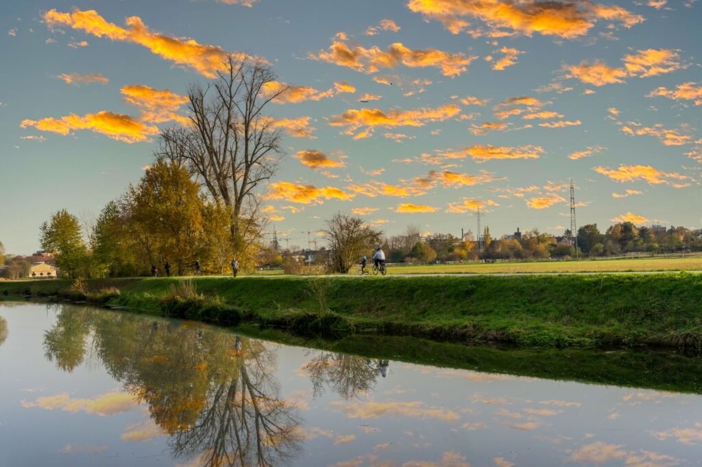 Bords de l'Eure à Chartres le soir avec reflets lumineux sur l'eau