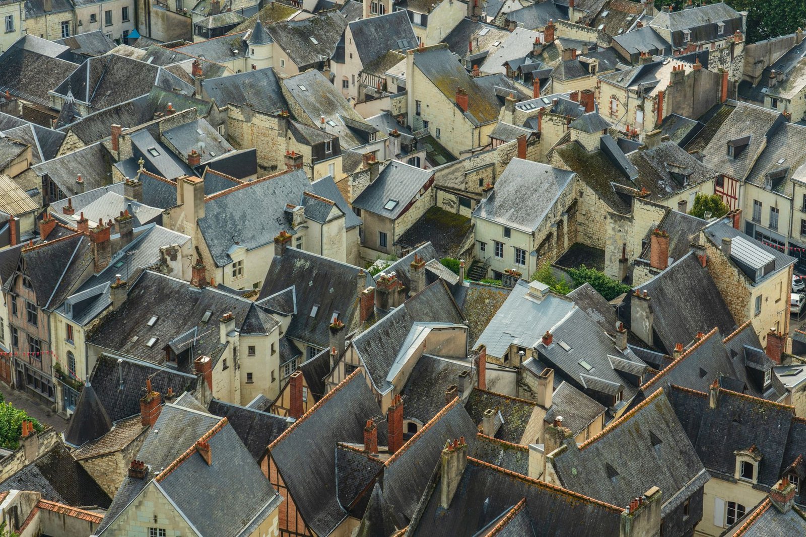 Ruelle du centre historique de Chartres au crépuscule, lumières chaudes et ambiance feutrée