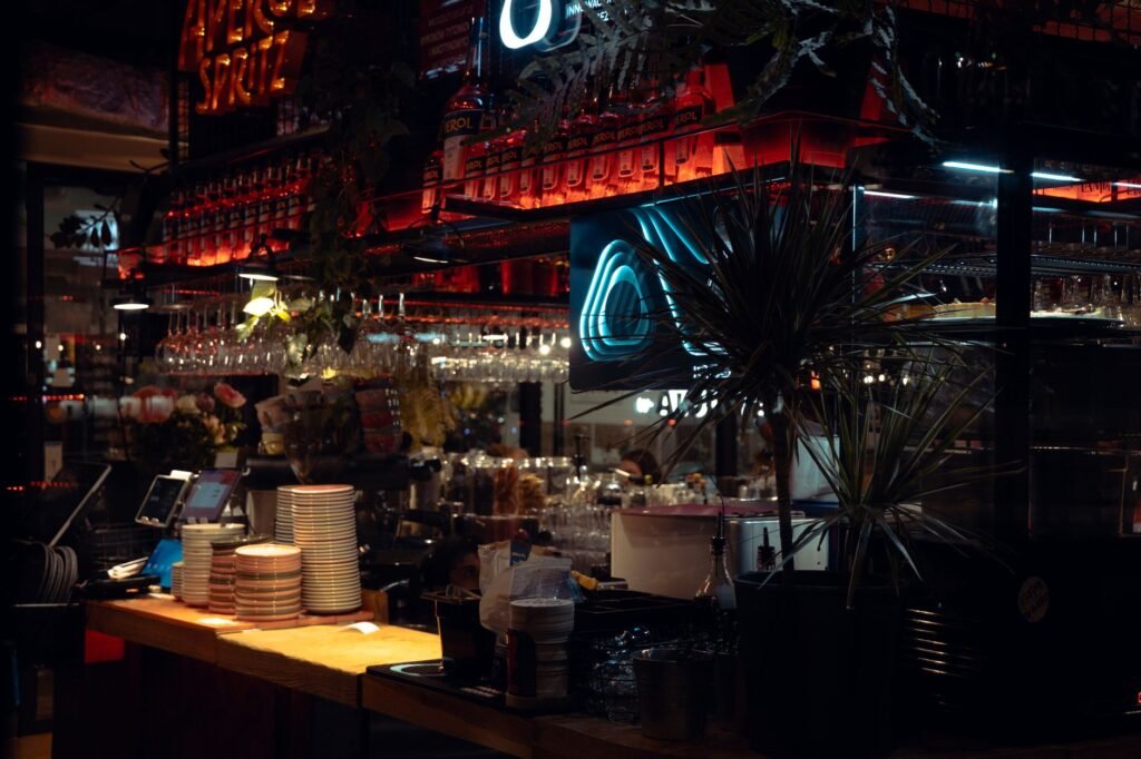 Intérieur d'un bar chaleureux à Cherbourg-en-Cotentin en soirée