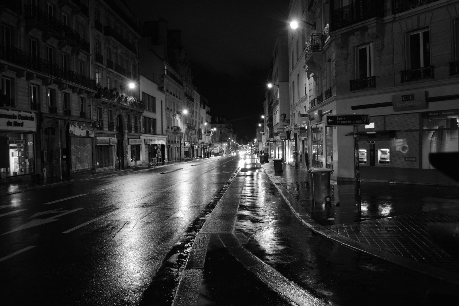 Rue animée de Mâcon la nuit avec terrasses et lumières