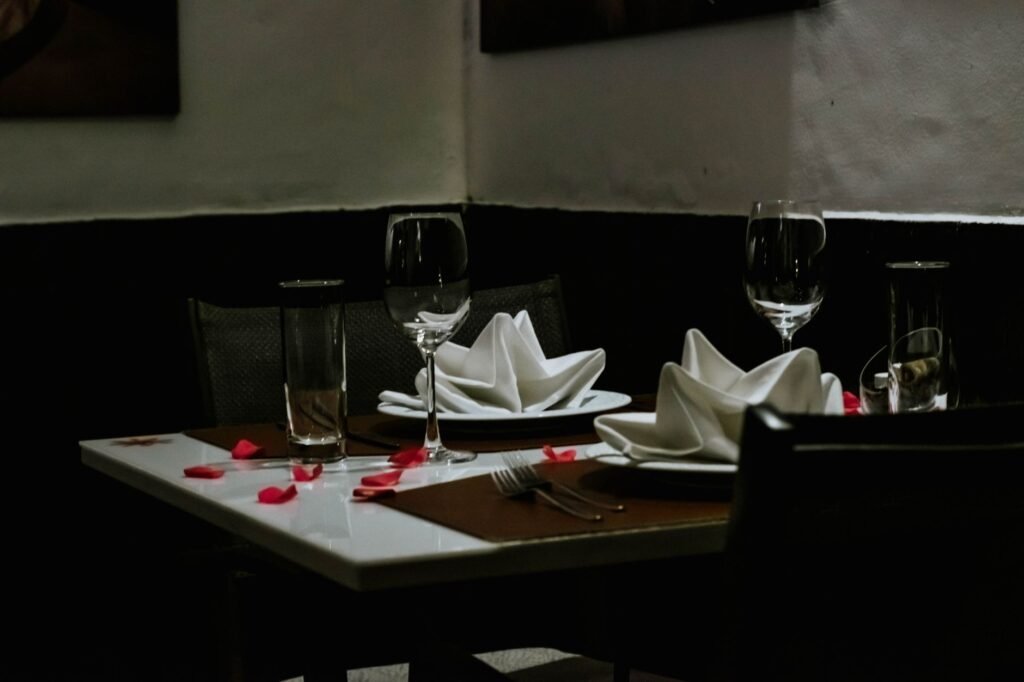 Table de restaurant dressée pour deux avec éclairage tamisé, ambiance intime
