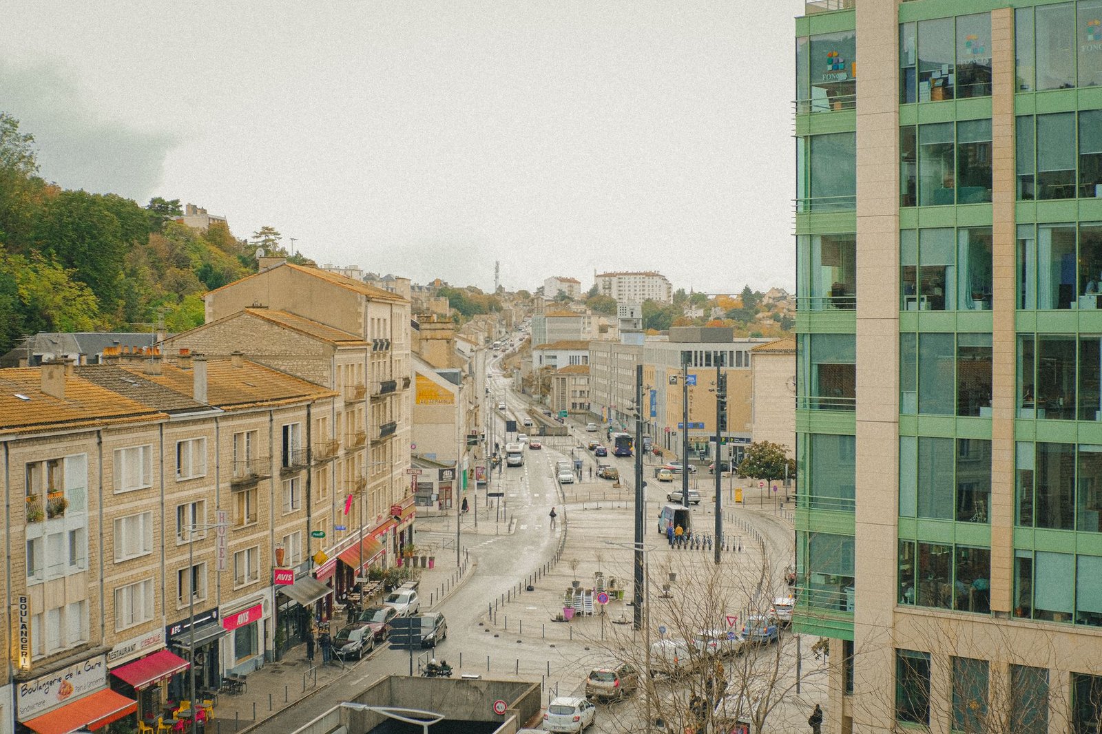 Rue pavée du centre historique de Poitiers au crépuscule, éclairage doux et façades anciennes