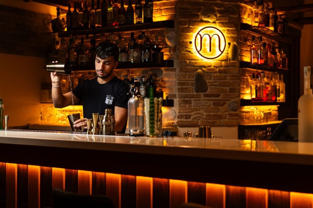 Intérieur d'un bar discret à Quimper avec éclairage tamisé et comptoir en bois