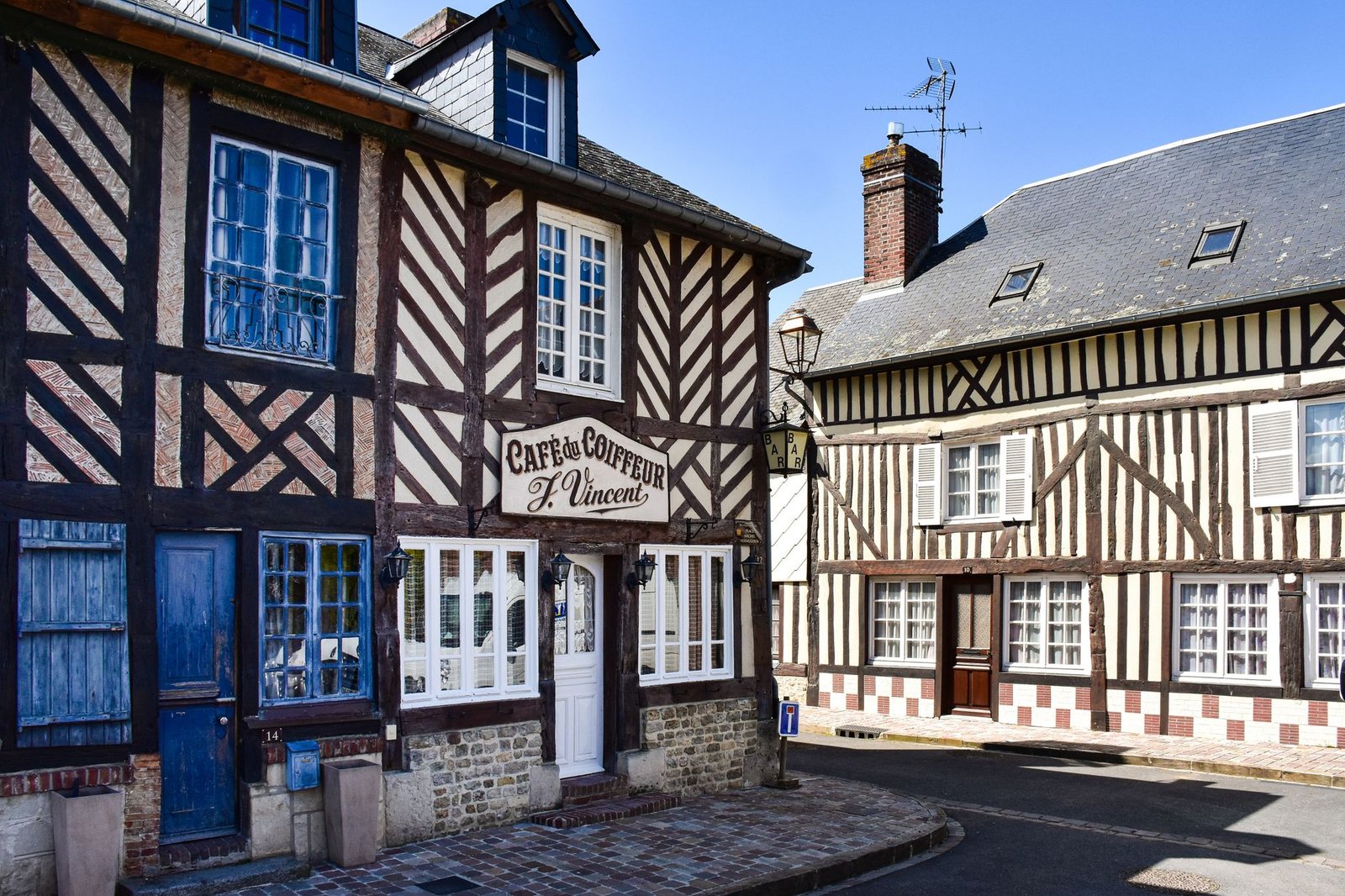 Rue piétonne de Quimper à la tombée du jour avec maisons à colombages et lumières douces