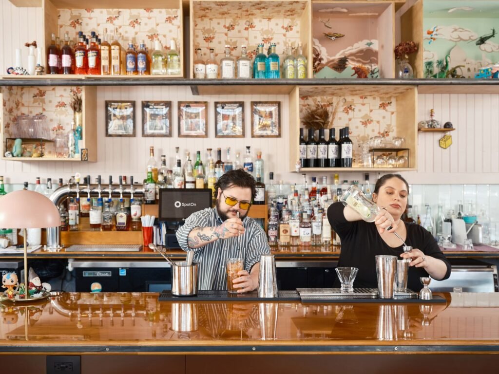 Bar à cocktails discret à Valence avec éclairage tamisé et comptoir en bois