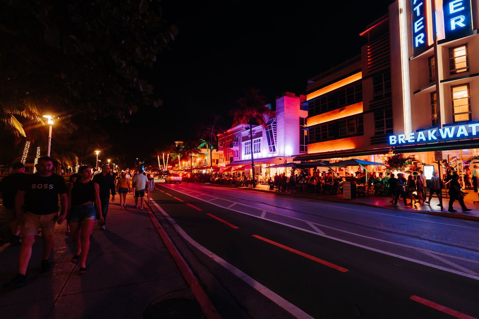 Rue urbaine calme au crépuscule en Guadeloupe, éclairage chaud et végétation tropicale