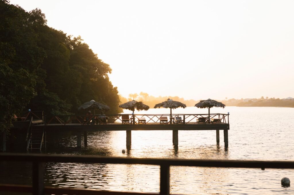 Intérieur calme d'un bar en Guyane pour une soirée adulte discrète