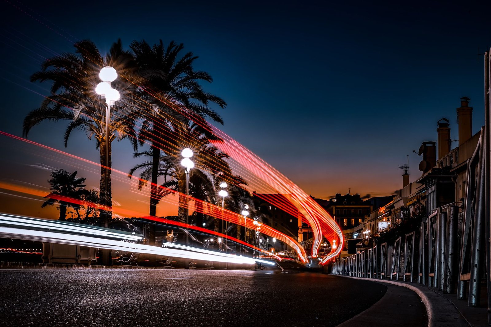 Terrasse élégante à Nice le soir, ambiance nocturne adulte sur la Côte d’Azur