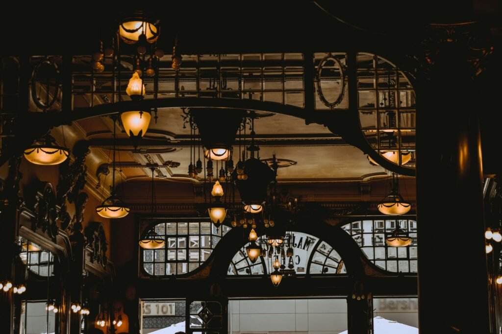 Intérieur de bar chaleureux à Tarbes avec lumière tamisée et comptoir en bois