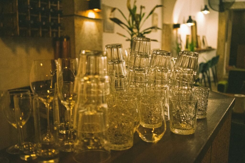 Deux verres posés sur une table de bar dans une ambiance tamisée