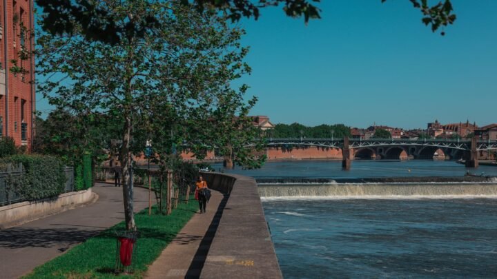 La vie nocturne à Toulouse : un guide adulte pour une soirée élégante et sans faux pas